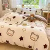 Nuevo juego de ropa de cama de cuatro piezas de terciopelo de leche estampado de grado A para bebé y maternidad 2026, diseñado para uso doméstico, con un estilo fresco y sencillo, que proporciona calidez y grosor extra, adecuado para dormitorios en invierno.