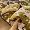 Juego de Ropa de Cama de Felpa de Leche Engrosada Juego de Cuatro Piezas Temporada de Otoño e Invierno Terciopelo Tallado Tridimensional Felpa de Leche Pompón de Pelo de Conejo Sábana Juego de Tres Piezas