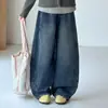 Roupa de outono estilosa e moderna para meninas: uma jaqueta moletom falsa de duas peças combinada com calças jeans casuais de perna larga estilo coreano