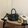Bolsa pequena retrô de alta qualidade para mulheres, nova bolsa transversal versátil da moda de comércio exterior, bolsa de mão pequena requintada super popular para levar na mão