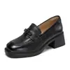 Mocassins de couro genuíno de luxo com sola grossa para mulheres, novo modelo primavera/outono 2026, pretos com salto alto grosso, aumento de altura JK, corte profundo, sapatos de salto único
