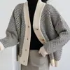Cardigan de tricô retrô coreano chique para mulheres, listrado, estilo casual, jaqueta de corte solto, peça de sobreposição versátil, suéter listrado preto