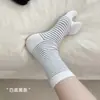 Meias de dedos separados com meias, meias de dedos separados listradas cinza estilo Miu para mulheres, primavera e outono, meias de casco de ovelha de dois dedos sem costura estilo japonês