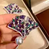 Exquisita Broche de Hoja de Ginkgo con Perla Blanca Australiana y Circonita Morada Estilo Lujo Ligero para Mujer Pin para Suéter de Otoño e Invierno con Sentido de Ambiente