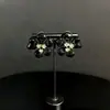 Exquisitos Aretes de Camelia Esmaltados en Negro, Pequeños y Versátiles Accesorios Clásicos para Orejas
