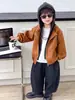 Coleção de outono de 2026: Conjunto de roupa cool e estiloso para meninos, estilo coreano, apresentando uma jaqueta de couro falsa de duas peças e conjunto de calças lanterna