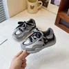 Tênis Esportivo Infantil 2026 Outono Novo Modelo Tênis Casual Antiderrapante de Cano Baixo para Meninos Sapatos Versáteis da Moda para Meninas Estudantes