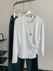 Camiseta Estilosa de Nicho Irregular Torcida de Manga Longa com Fenda Feminina 26 Outono Versão Coreana Emagrecedora Versátil Gola Redonda Camisa Base