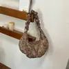Bolso de leopardo de nicho súper popular para mujer de otoño e invierno 2026 nuevo estilo bolso cruzado plisado retro bolso de un solo hombro para debajo del brazo de moda