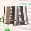 2025 Nuevo Estilo Toalla de Algodón con Letras Oscuras, Suave y Absorbente, Toalla Facial para Pareja Adulta, Toalla de Regalo para Supermercado