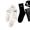 Calcetines mujer Negro y Blanco letras clásicas bordadas calcetines de caña alta hombres y mujeres calcetines para parejas primavera y otoño calcetines altos al por mayor