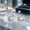 Brincos de tarraxa modernos e deslumbrantes apresentando uma esfera redonda totalmente cravejada de diamantes e um design de parafuso espiral em aço inoxidável, oferecendo um visual único e sofisticado para mulheres