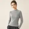 Suéter de punto ajustado para mujer, de cuello alto medio, cálido y sin costuras, en un estilo clásico y discreto, perfecto como capa base o para superponer.