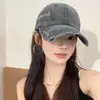 Gorra de Béisbol de Mezclilla Lavada con Efecto Desgastado Estilo Retro Americano para Mujer con Visera Ancha, Bordado de Letras de Alta Gama y un Aspecto Elegante