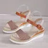 Sandálias de moda de verão estilo europeu e americano, com cabedal de tecido, sola grossa, abertura nos dedos e sola de juta, novas sandálias anabela de verão 2026
