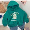 Moletom com capuz estilo coreano 2026 novo de inverno para meninos e meninas, forrado com fleece e espessado, jaqueta infantil estilosa