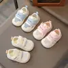 Zapatos de Caminar Calados para Niños 2025 Verano Nuevo Estilo Mallas Finas para Niñas Zapatos Planos de Malla para Bebés Suela Suave