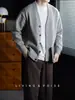 [Mezcla de lana e hilo] Cardigan de punto para hombre, lujoso y elegante, con cuello en V y botones, perfecto para el trabajo y el uso casual en otoño e invierno, proporcionando calidez y comodidad