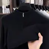Suéter de lujo para hombre con cuello alto y media cremallera, nuevo tejido de punto liso para otoño e invierno, suéter básico versátil de corte ajustado