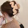 Presilha de cabelo estilo vintage que não danifica os fios, na cor café com toque de luxo, presilha de tubarão de pelúcia, acessório de cabelo fofo e doce para penteados presos.