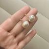 Pendientes de perlas de pan al vapor con polvo de sirena ji retro francés, diseño minoritario, temperamento de alto sentido, aguja de plata 925, dulce belleza ~