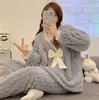 Conjunto de pijama de otoño e invierno para mujer, engrosado, cálido y elegante, con un cárdigan de felpa de manga larga y un conjunto casual simple para estar en casa.
