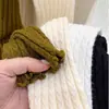 Nova coleção Outono/Inverno 2026: Suéter de tricô macio e confortável com gola semi-alta e acabamento franzido, perfeito como camada base ou como um top estiloso e que molda o corpo para mulheres.