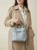 Bolsa Tote de Couro Bovino de Primeira Camada, Nicho, Grande Capacidade, para o Dia a Dia, Versátil, Alça Larga no Ombro, Crossbody, Couro Genuíno, Bolsa Feminina, Luxo Leve