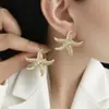 @Procesando Artículos: Pendientes de Estrella de Mar de Verano Europeos y Americanos, Pendientes Retro de Personalidad con Pliegues Irregulares de Moda, Venta al por Mayor