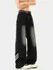 Calça jeans retrô vermelha com três listras oblíquas, estilo americano, com visual urbano, corte reto e costura lateral. Calça moderna e estilosa.