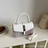 Bolsa de mão tecida estilo coreano para mulheres, nova moda 2026, bolsa quadrada pequena versátil em blocos de cor, bolsa transversal casual para o dia a dia, atacado