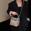 Bolsa de mano simple popular de estilo nuevo para la primavera 2026, bolsa cubo de color liso, bolsa de hombro casual para el trabajo, bolsa cruzada