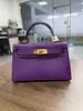 Mini bolsa Kelly costurada à mão com fio encerado padrão lagarto, forro de couro bovino de flor integral, detalhes em pele de carneiro com tachas manuais e ferragens totalmente em aço