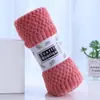 Toalla de vellón de coral al por mayor para adultos y niños, toalla para puesto doméstico, toalla suave y absorbente, toalla de punto de urdimbre con patrón auspicioso