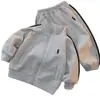 Conjunto de ropa para niños 2026 otoño nuevo estilo camisa con cremallera para niños conjunto de dos piezas para bebé primavera y otoño conjunto deportivo casual moderno