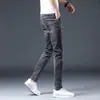 Jeans de alta gama azul claro para hombre, temporada primavera-verano, corte slim, nuevos 2026, versátiles, elásticos, casuales, pantalones largos