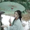 Hanfu (ropa tradicional Han) accesorios de fotografía de estilo: paraguas, linterna, abanico, flauta, cometa, cesta de flores, libro, vasija de vino, pergamino, fotografía de retrato con vestimenta antigua.