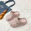 Sapatos furados femininos de verão para uso externo nuvem chinelos de EVA com aumento de altura sola grossa moda praia resistentes ao desgaste respiráveis chinelos de bico fechado para mulheres