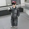 2123 Conjunto Jeans para Meninos 2026 Novo Estilo Primavera e Outono Roupas de Outono Desgastadas para Crianças Moda Street Style para Meninos Conjunto de Duas Peças