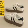 Persona baja 7cm~Aumentador de altura rojo Zapatos de entrenamiento alemanes para mujer 2026 Otoño nuevo retro suela gruesa casual cuero suave zapatos de plataforma