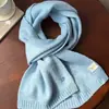 Novo Cachecol Pequeno de Lã para Mulheres, Estilo Coreano Outono/Inverno, Cachecol de Tricô Macio e Fofo de Cor Sólida, Cachecol Quente com Logo Metálico Simples