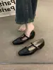 Zapatos planos Mary Jane de punta fina con plataforma interior para commuting otoño 2026 tira única hebilla tacón de cuña zapatos pequeños de cuero de noche para mujer