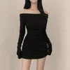 Roupas femininas de comércio exterior de Dongdaemun, Coreia do Sul, novo design estiloso de um ombro só, pode ser usado com os ombros à mostra, caimento justo, acinturado, plissado, vestido que valoriza a silhueta
