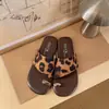 Sandálias Casuais de Moda Praia Slip-On com Solado Plano para Mulheres, Uso Externo de Verão, Estilo Novo, Slip-On com Dedos, Estilo Francês 2026