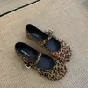 Zapatos Mary Jane retro de punta dividida para mujer, nuevo estilo francés 2026, zapatos únicos y de moda con correa en el tobillo y estampado de leopardo, tipo pezuña de cerdo
