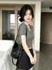 Camiseta de punto gris con cuello en U y manga corta para mujer, nuevo estilo francés primavera 2026, top corto suave y favorecedor para verano