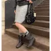 Botas plissadas de perna empilhada únicas para mulheres, novo modelo outono 2026, salto grosso, preto, adequadas para combinar com saias, botas de moda biker