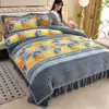 Juego de Cuatro Piezas de Terciopelo de Leche Engrosado para Invierno (4-4.5 kg) Juego de Ropa de Cama de Coral Fleece Otoño/Invierno con Faldón de Cama, Venta Directa de Fábrica, Venta al por Mayor y Dropshipping