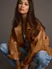 Chaqueta de vuelo holgada con solapa de PU plisado desgastado, puños de botón a presión, hombros caídos, mangas anchas, abrigo corto de cuero sintético de color liso