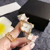 Relógio Feminino com Logo Personalizado Trevo de Quatro Folhas Pulseira Dourada Preta Estilo Relógio Feminino Atacado Transfronteiriço Relógio à Prova d'Água